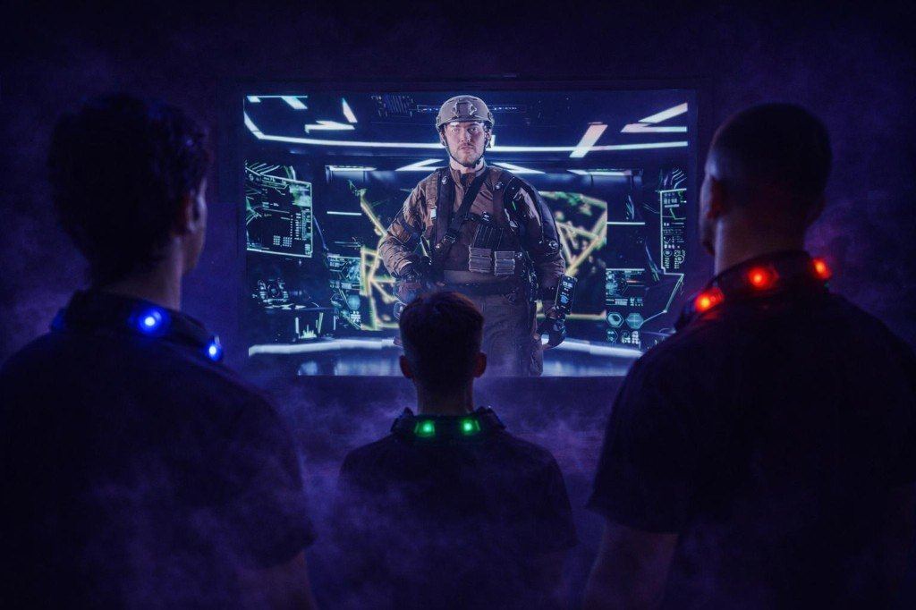 Giocatori al Rift Controller — briefing room Laser Game VRC Perugia